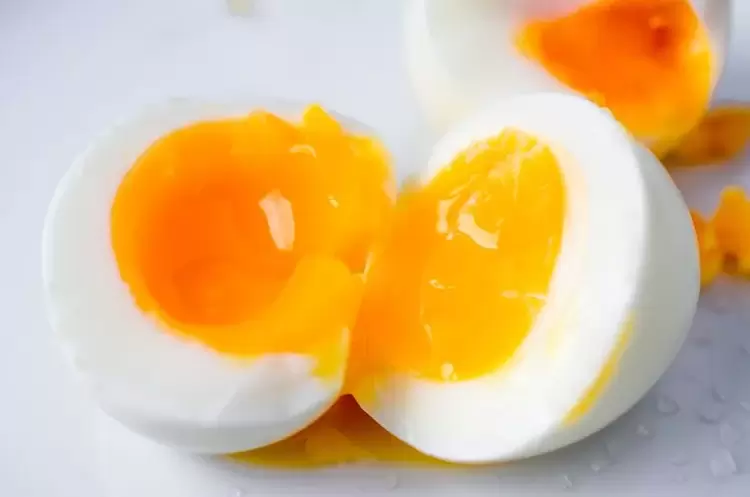 jajko kurze na miękko dla diety bez węglowodanów