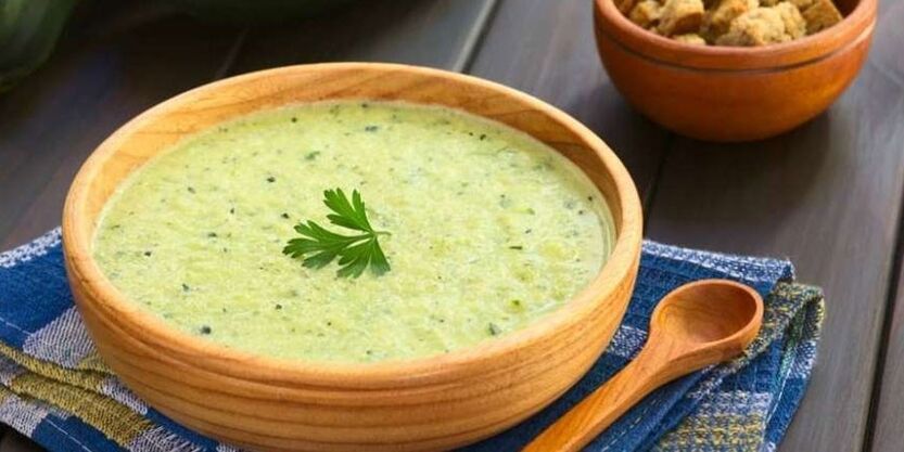 Zupa z puree z kapusty i cukinii to przyjazne dla żołądka danie w menu diety hipoalergicznej