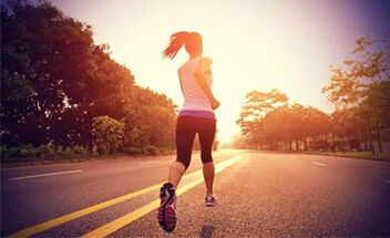 Trening cardio, taki jak bieganie, pomaga spalić tłuszcz w nogach. 